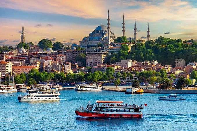 İstanbul Boğazı'nda tekneler, arka planda tarihi cami ve şehir manzarası