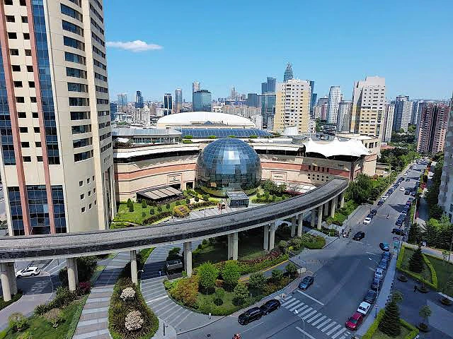 Palladium Ataşehir AVM dış görünümü, modern mimari ve çevresindeki yeşil alanlarla birlikte.