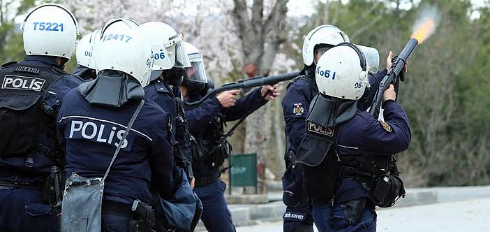 Polis memurları, eğitim sırasında çeşitli ekipmanlarla tatbikat yapıyor.