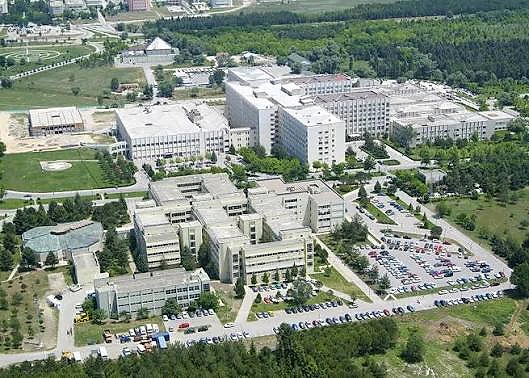 Uludağ Üniversitesi kampüsünün havadan görünümü, binalar ve yeşil alanlar.