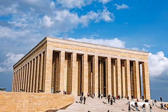 Ankara'da iş fırsatlarını simgeleyen Anıtkabir, ziyaretçilerle dolu.