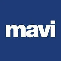 Mavi markasının logosu, mavi zemin üzerinde beyaz yazıyla 'mavi' yazıyor.