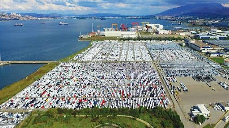 Kocaeli'deki fabrikaların yer aldığı geniş bir alan, üretim tesisleri ve araç park alanları görünmekte.