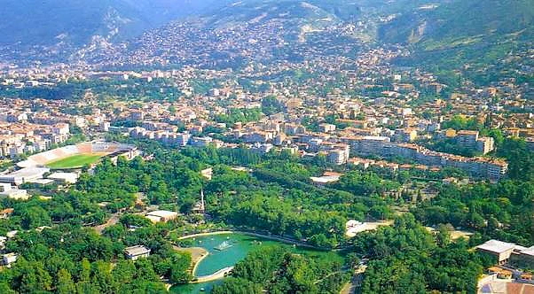 Bursa'nın yeşil alanları ve şehir manzarası, kariyer fırsatlarını simgeliyor.